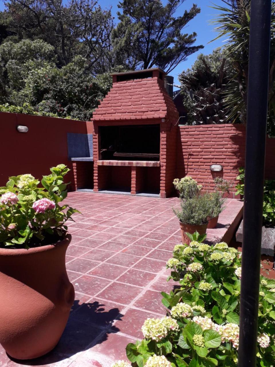 Posada De La Villa Villa Gesell Bagian luar foto